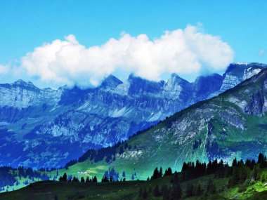 Dağ nehir vadileri Thurtal ve Seeztal - Canton St. Gallen, İsviçre arasında büyük Churfirsten