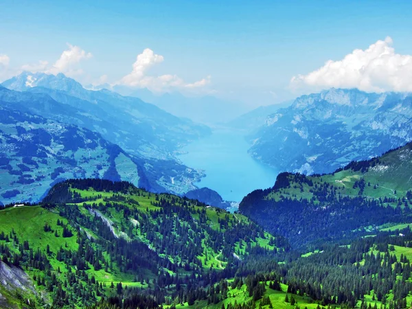 从阿彭策尔阿尔卑斯山山脉的阿尔维耶山湖的看法 圣加仑州 — 图库照片
