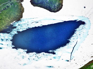 Appenzell Alp dağ silsilesi - St. Gallen kantonu, İsviçre Alvier Dağ doruklarına altında buzul gölleri