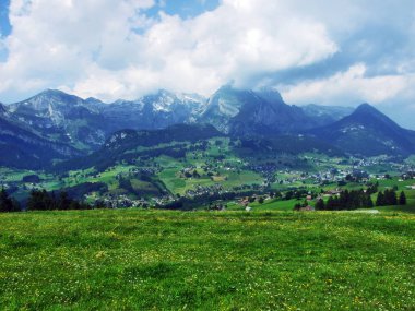 Alpine mera ve çayırlar Churfirsten dağ silsilesi Toggenburg bölgesi - Canton St. Gallen, İsviçre eteklerinde