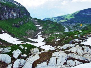 Taşlar ve kayalar Churfirsten dağ aralığının Toggenburg bölgesi - Canton St. Gallen, İsviçre