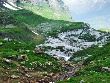 Taşlar ve kayalar Churfirsten dağ aralığının Toggenburg bölgesi - Canton St. Gallen, İsviçre