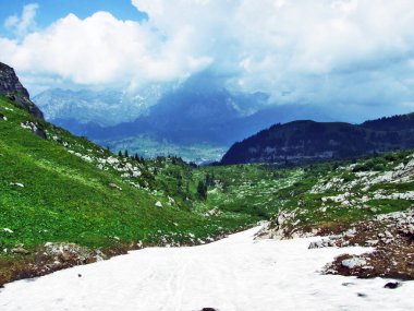 Taşlar ve kayalar Churfirsten dağ aralığının Toggenburg bölgesi - Canton St. Gallen, İsviçre