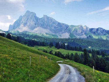 Alps - Canton St. Gallen, İsviçre Rtikon yelpazesi içinde Girenspitz ve Gauschla Dağları