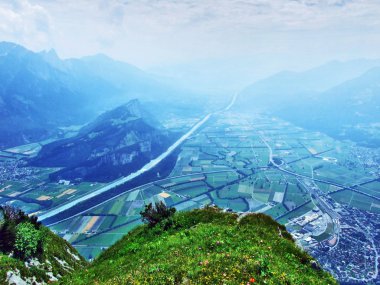 Görünümü Nehri'nin Ren Vadisi (Rheintal) Gonzen dağ - Canton St. Gallen, İsviçre