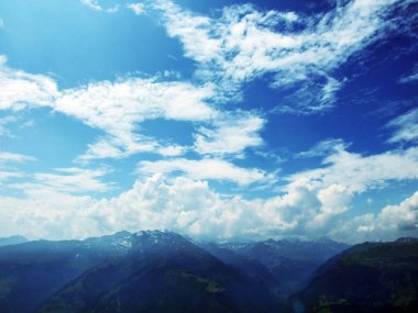 St. Gallen kantonu bölgesi - Canton St. Gallen, İsviçre Alpleri Sıradağları üzerinde şaşırtıcı bulutlar