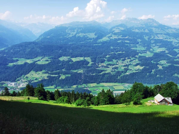 알파인 농장과 마구간 Toggenburg 구획의 세인트 스위스에서 Churfirsten 산맥의 경사면에 — 스톡 사진
