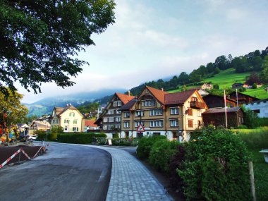 Unterwasser Köyü düşündüklerini Nehri Vadisi ve Toggenburg bölgesi - Canton St. Gallen, İsviçre