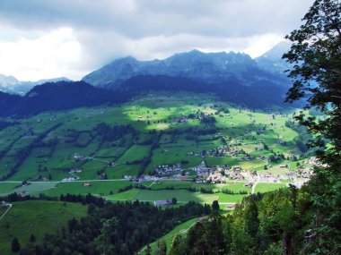 Unterwasser Köyü düşündüklerini Nehri Vadisi ve Toggenburg bölgesi - Canton St. Gallen, İsviçre