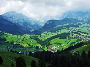 Unterwasser Köyü düşündüklerini Nehri Vadisi ve Toggenburg bölgesi - Canton St. Gallen, İsviçre
