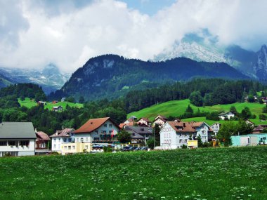 Unterwasser Köyü düşündüklerini Nehri Vadisi ve Toggenburg bölgesi - Canton St. Gallen, İsviçre