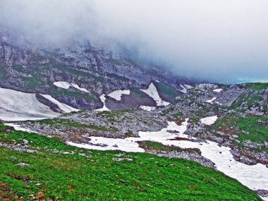 Taşlar ve kayalar Churfirsten dağ aralığının Toggenburg bölgesi - Canton St. Gallen, İsviçre
