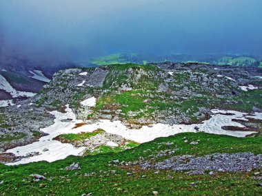 Taşlar ve kayalar Churfirsten dağ aralığının Toggenburg bölgesi - Canton St. Gallen, İsviçre