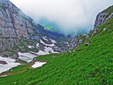 Taşlar ve kayalar Churfirsten dağ aralığının Toggenburg bölgesi - Canton St. Gallen, İsviçre