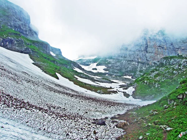 Taşlar ve kayalar Churfirsten dağ aralığının Toggenburg bölgesi - Canton St. Gallen, İsviçre