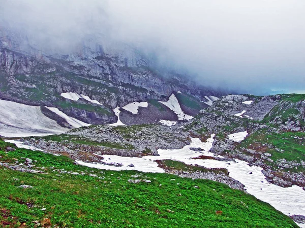 Taşlar ve kayalar Churfirsten dağ aralığının Toggenburg bölgesi - Canton St. Gallen, İsviçre