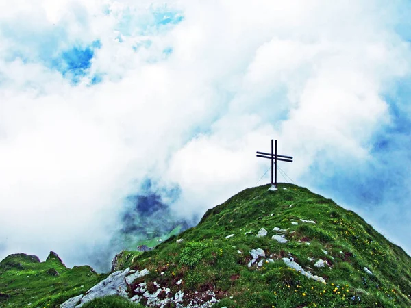 Dağ tepe Hinderrugg Churfirsten Sıradağları arasında Toggenburg bölge ve göl Walensee - Canton St. Gallen, İsviçre