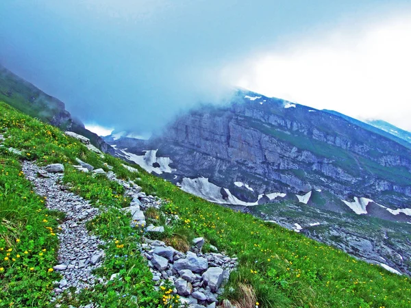 Churfirsten 山脉的阿尔卑斯山峰 Schibenstoll 位于托根堡地区和 Walensee 湖之间 瑞士圣加仑州 — 图库照片