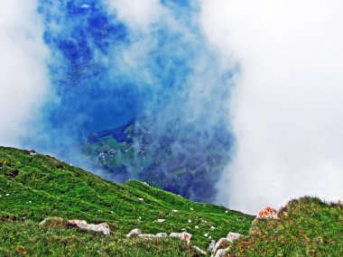 Hinderrugg tepe Churfirsten dağ silsilesi - Canton St. Gallen, İsviçre üzerinden görüntülemek