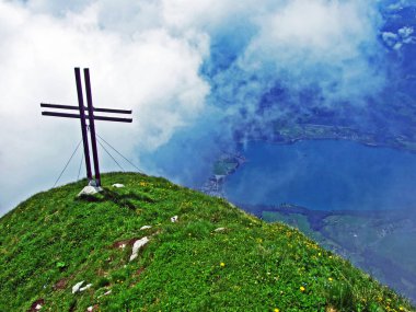 Hinderrugg tepe Churfirsten dağ silsilesi - Canton St. Gallen, İsviçre üzerinden görüntülemek