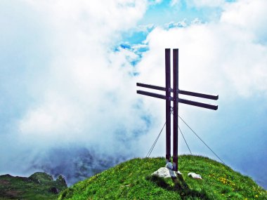 Hinderrugg tepe Churfirsten dağ silsilesi - Canton St. Gallen, İsviçre üzerinden görüntülemek