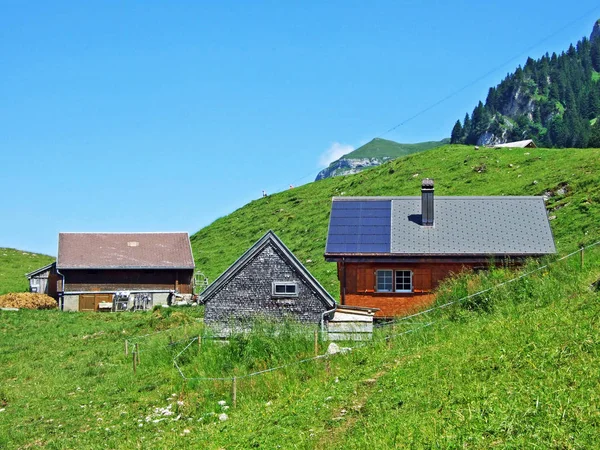 Kırsal geleneksel mimarisi ve hayvan çiftlikleri yamaçlarda Alpstein ve Ren Vadisi - St. Gallen Kanton ve Appenzell Innerrhoden, İsviçre
