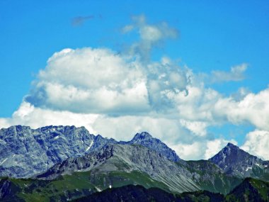 İnanılmaz bulutların üzerinde river Rhein Vadisi ve Alviergruppe bölge - Canton St. Gallen, İsviçre Alpleri dağ aralığında