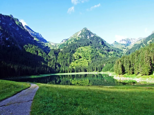 位于莱茵河谷 Rine Valen 的渡过村上方的 Alpine Lake Voralpsee 瑞士圣加仑州 — 图库照片