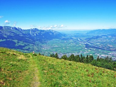 Nehirde Alviergruppe dağ silsilesi - Canton St. Gallen, İsviçre üzerinden Ren Vadisi (Rheintal) görüntülemek