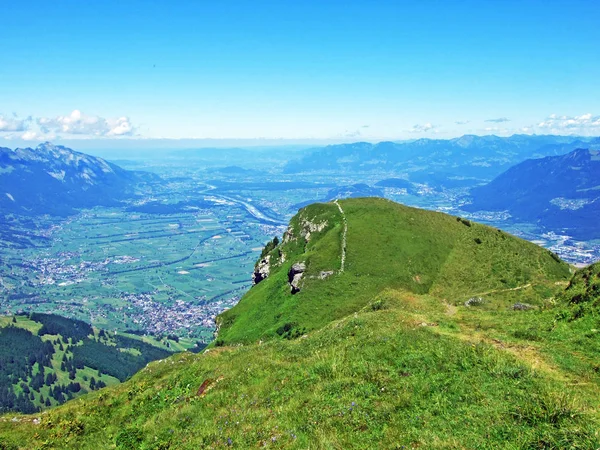 从阿尔维格鲁佩山脉 Alviergruppe 上的莱茵河谷 Rheintal 上欣赏 瑞士圣加仑州 — 图库照片