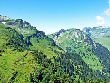 Dağ tepe Frenchopf Voralpsee Gölü ve Alviergruppe dağ silsilesi - Canton St. Gallen, İsviçre