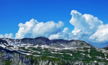 İnanılmaz bulutların üzerinde Alpstein dağ silsilesi - St. Gallen Kanton ve Appenzell Innerrhoden, İsviçre