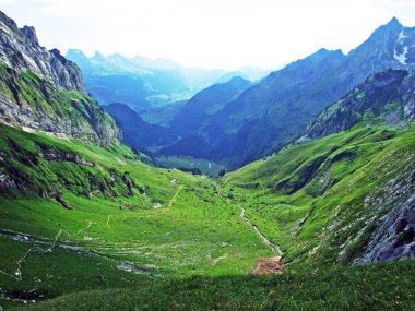 Alpine mera ve çayırlar Alpstein dağ yamaçlarında nehir düşündüklerini Vadisi'nde - St. Gallen Kanton ve Appenzell Innerrhoden, İsviçre