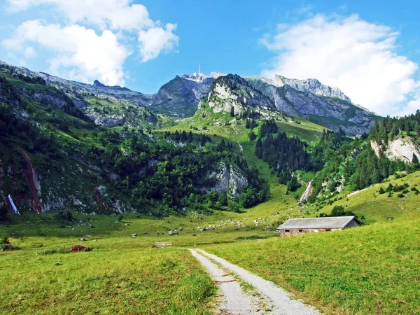 Kırsal Geleneksel Mimarisi Hayvan Çiftlikleri Yamaçlarda Alpstein Dağ Nehir Düşündüklerini — Stok fotoğraf