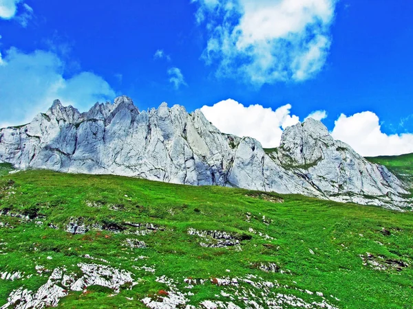 Taggiga Alpina Topparna Fhlentrm Alpstein Bergskedja Canton Appenzell Innerrhoden Schweiz — Stockfoto