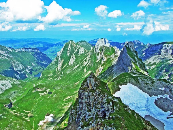 Αγκαθωτά Αλπικές Κορυφές Του Fahlenturm Και Fahlenschafberg Στην Alpstein Οροσειρά — Φωτογραφία Αρχείου