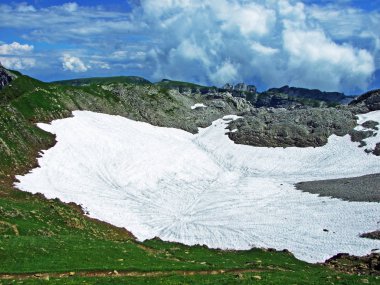 Alp Peyzaj ve kayalık doruklarına Alpstein dağ silsilesi - St. Gallen Kanton ve Appenzell Innerrhoden, İsviçre