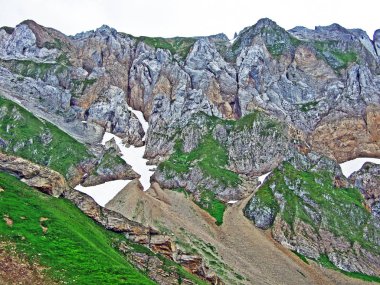 Alp Peyzaj ve kayalık doruklarına Alpstein dağ silsilesi - St. Gallen Kanton ve Appenzell Innerrhoden, İsviçre