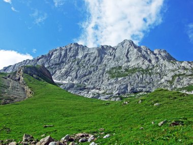Alp Peyzaj ve kayalık doruklarına Alpstein dağ silsilesi - St. Gallen Kanton ve Appenzell Innerrhoden, İsviçre