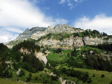 Alp Peyzaj ve kayalık doruklarına Alpstein dağ silsilesi - St. Gallen Kanton ve Appenzell Innerrhoden, İsviçre
