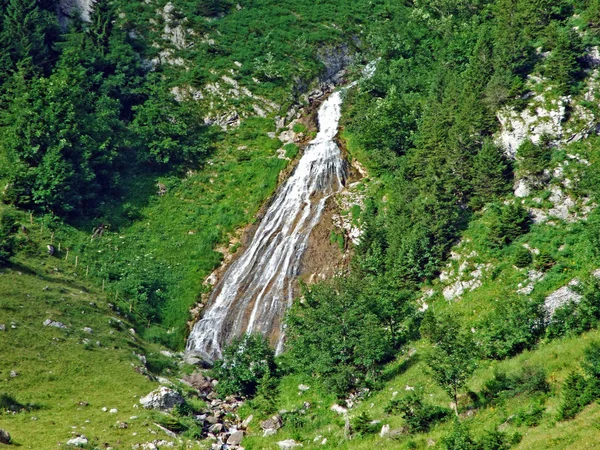 Sorgenti Carsiche Cascate Piedi Della Catena Montuosa Alpstein Canton San — Foto Stock