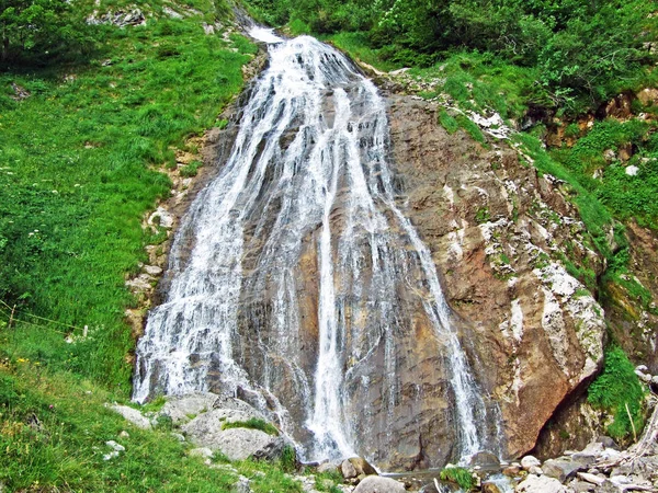 Sorgenti Carsiche Cascate Piedi Della Catena Montuosa Alpstein Canton San — Foto Stock