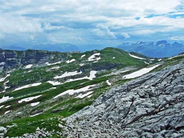 阿尔卑斯山山脉的高山景观和岩石山峰 瑞士圣加仑和阿彭策尔因内罗登州 — 图库照片
