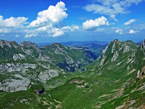Alp Peyzaj ve kayalık doruklarına Alpstein dağ silsilesi - St. Gallen Kanton ve Appenzell Innerrhoden, İsviçre