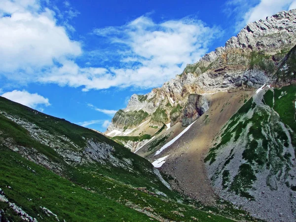 Alp Peyzaj ve kayalık doruklarına Alpstein dağ silsilesi - St. Gallen Kanton ve Appenzell Innerrhoden, İsviçre