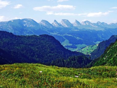Dağ nehir vadileri Thurtal ve Seeztal - Canton St. Gallen, İsviçre arasında büyük Churfirsten