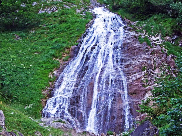 Fonte Carsica Cascata Del Torrente Santisthur Santisthur Quelle Und Wasserfall — Foto Stock