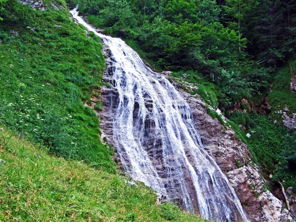 Karstquelle Und Wasserfall Des Santisthur Baches Oder Santisthur Quelle Und — Stockfoto