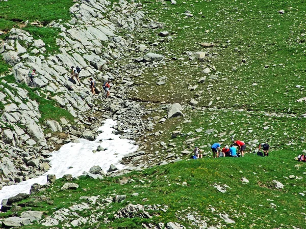 Mountain Hikers Alpstein Mountain Range Cantons Gallen Appenzell Switzerland — Stock Photo, Image