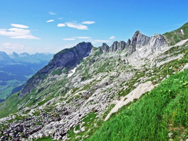 Alp Peyzaj ve kayalık doruklarına Alpstein dağ silsilesi - St. Gallen Kanton ve Appenzell Innerrhoden, İsviçre